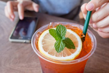 Tahta masada limonlu buzlu çay..