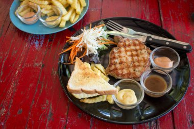 Bir restoranda biftek kapatıyoruz..