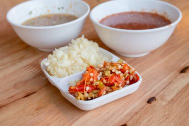 Ahşap masadaki deniz ürünleri Shabu için kırmızı sos..