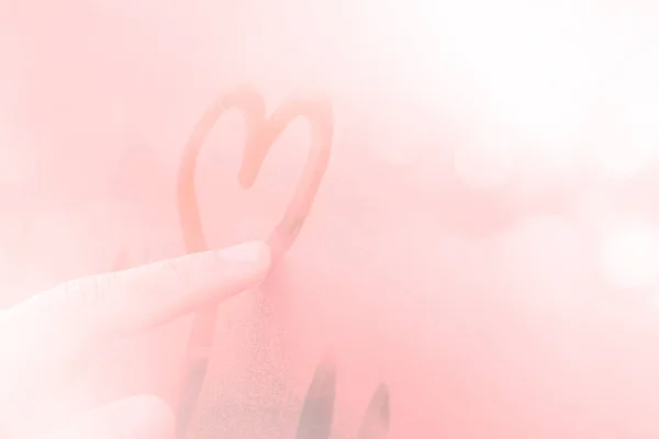 Frauenhandzeichnung Herzform Auf Glasfenster Mit Wassertropfen Konzept Design Für Valentinstag — Stockfoto