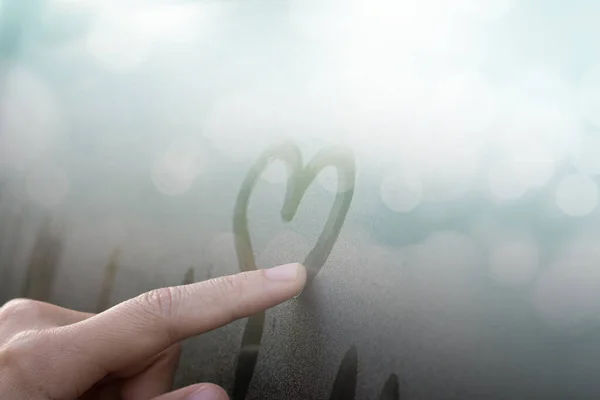 女性の手の絵バレンタインデーや結婚式の背景のための水滴の概念設計とガラス窓のハート形 — ストック写真