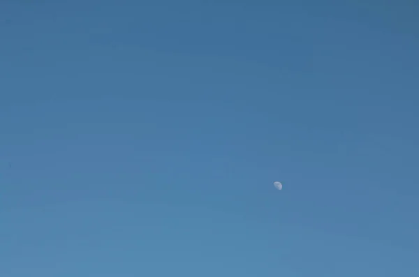 Bulan Harf Pada Siang Hari Dengan Latar Belakang Langit Biru — Stok Foto