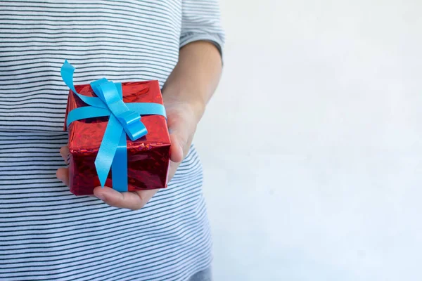 Donna Asiatica Sta Tenendo Scatola Regalo San Valentino — Foto Stock