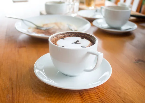 Primer Plano Taza Café Latte Arte Caliente Mesa Madera — Foto de Stock