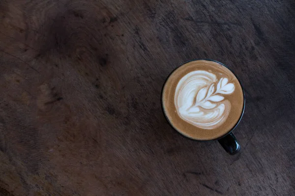 Tutup Cangkir Kopi Seni Latte Panas Atas Meja Kayu — Stok Foto