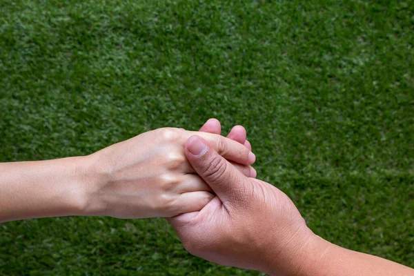 Avvicinati Uomo Una Donna Che Tengono Mano — Foto Stock