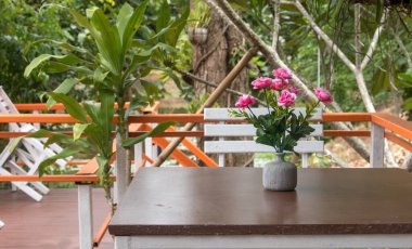 Bahçe güvertesinde yemek masası..