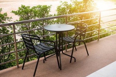 Bahçe güvertesinde yemek masası..