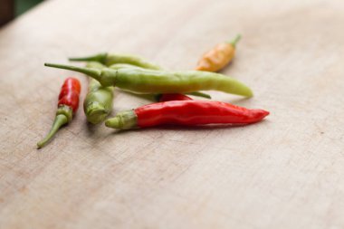 Tahta keserken taze kırmızı biber..