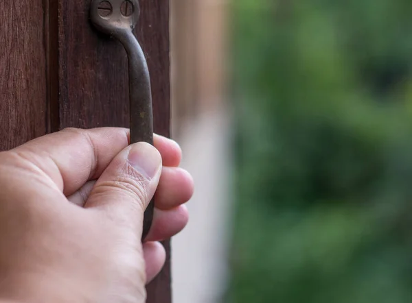 Mano Sosteniendo Manija Ventana Vieja Ventana Madera Vieja Concepto Acción —  Fotos de Stock