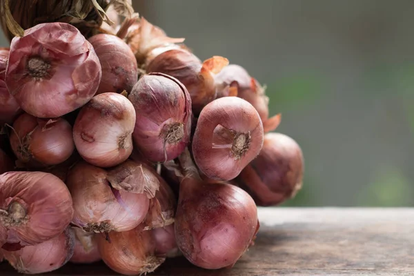 Kaliteli mutfaktaki ahşap masanın üzerindeki arpacık soğanının kapağı..