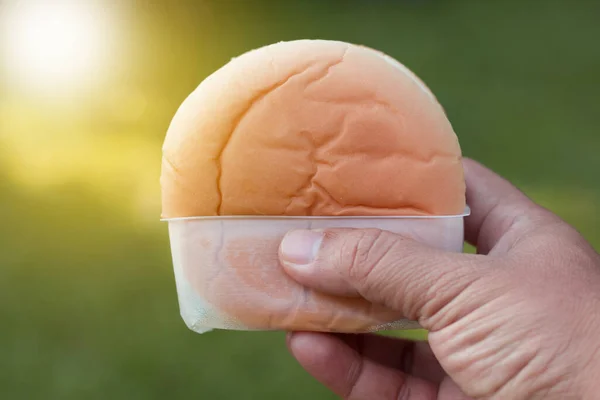 Närbild Hand Hålla Hamburger För Att Äta Mat Koncept — Stockfoto