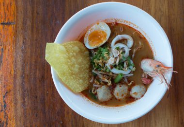 Baharatlı çorbalı deniz ürünleri eriştesi..