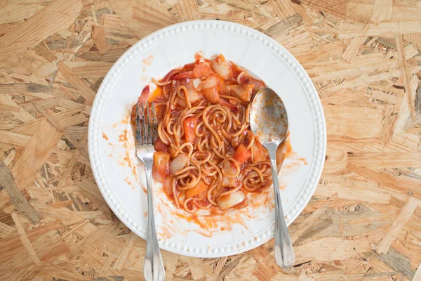 Spaghetti Owoce Morza Sosem Słonym Białym Talerzu Drewnianym Stole Stołówce — Zdjęcie stockowe