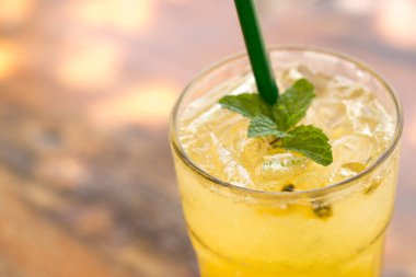 Kafe restoranında buzlu tutkulu meyve suyu.