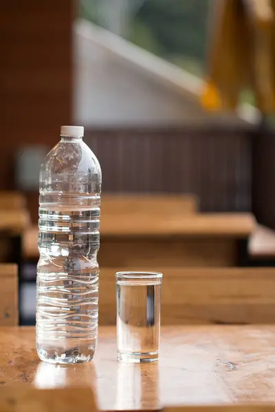Egy Pohár Víz Faasztalon — Stock Fotó