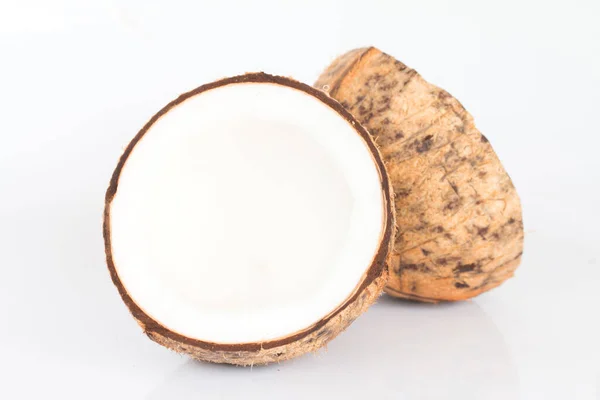 白い背景にココナッツのクローズアップ — ストック写真