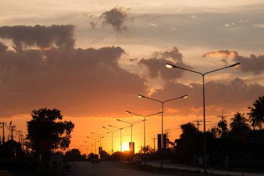 Yüklü ışık ve siluet ortamda altın ışık, yüksek ses seviyesi. Güneş doğar ya da batar.