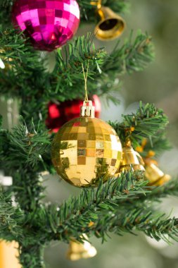 Arkaplan yapmak için renkli süslemeler ve telif alanı tasarımı ile süslenmiş Noel ağacı.