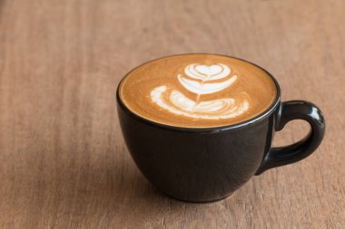 Sütten yapılmış güzel bir tabağın içindeki Latte sanatı.