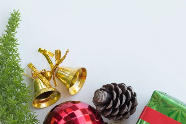 Geschmückter Weihnachtsbaum Mit Bunten Ornamenten Und Copyspace Design Für Make — Stockfoto