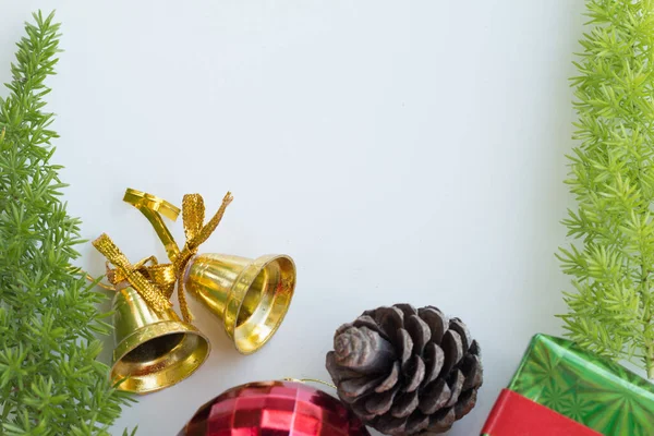 Geschmückter Weihnachtsbaum Mit Bunten Ornamenten Und Copyspace Design Für Make — Stockfoto