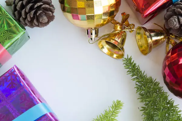 カラフルな装飾品や背景を作るためのコピースペースのデザインを持つ装飾クリスマスツリー — ストック写真