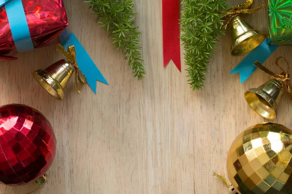 Bordo Legno Con Albero Natale Decorato Ornamenti Colorati Design Copyspace — Foto Stock
