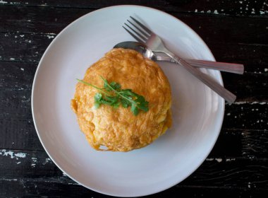 Omletli pilav, ahşap masada Tayland omleti pilavı..
