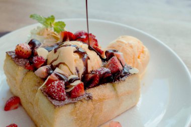 Dondurma ve çilekli tost ekmekli puding..