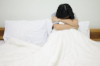 Yatak odasında yüzü saklanmış genç bir kız, Tecavüzü durdurun konsepti.