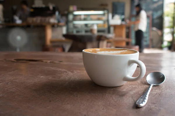 Tutup Cangkir Kopi Seni Latte Panas Atas Meja Kayu — Stok Foto