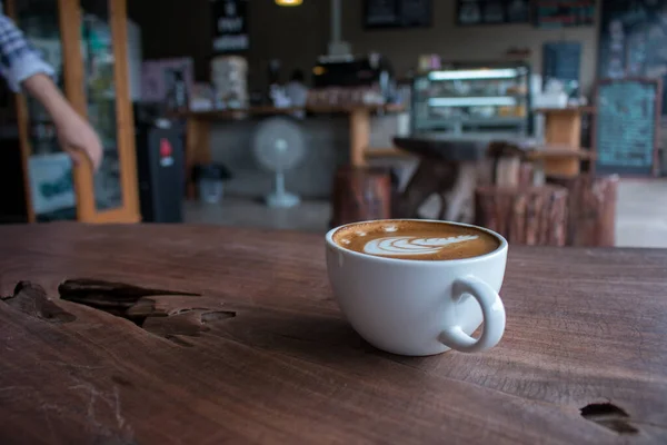 Zamknij Filiżankę Gorącej Kawy Latte Art Drewnianym Stole — Zdjęcie stockowe