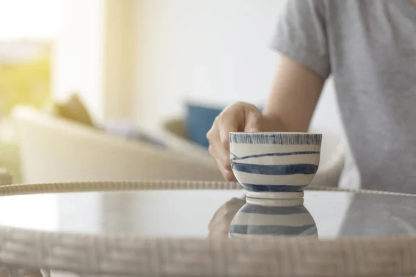 Μια Επιχειρηματίας Κρατάει Μια Λευκή Κούπα Καφέ — Φωτογραφία Αρχείου