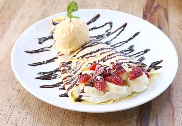 Primer Plano Helado Vainilla Con Crepes Fresa Escritorio Madera Fotos De Stock Sin Royalties Gratis