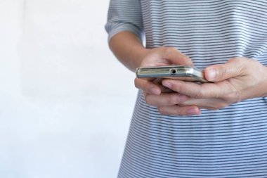 Bir kadın akıllı telefon elektrik pazarlama işi konsept görüntüsü kullanıyor.