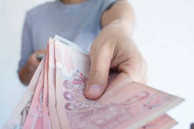 Tayland hamamı faturalarını sayan ya da nakit ödeyen kadın eller..
