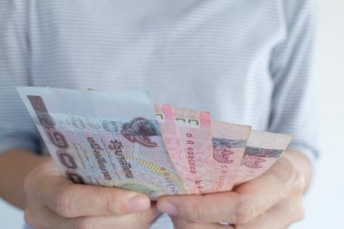 Tayland hamamı faturalarını sayan ya da nakit ödeyen kadınların dikkatine.