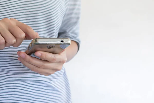 Una Mujer Está Utilizando Imagen Concepto Negocio Marketing Eléctrico Smartphone — Foto de Stock