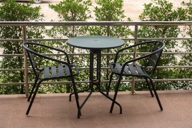 Bahçe güvertesinde yemek masası..