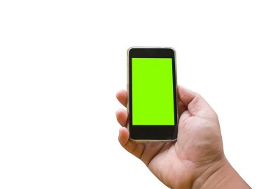 Bulanık arkaplanı olan cep telefonu kullanarak elin yumuşak odağı.