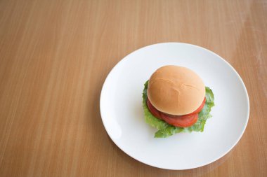 Hamberger 'a yakın, yemek katında ahşap masaya konan abur cubur..