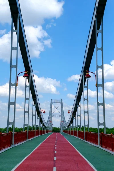 Červená Cyklostezka Mostě Přes Řeku — Stock fotografie