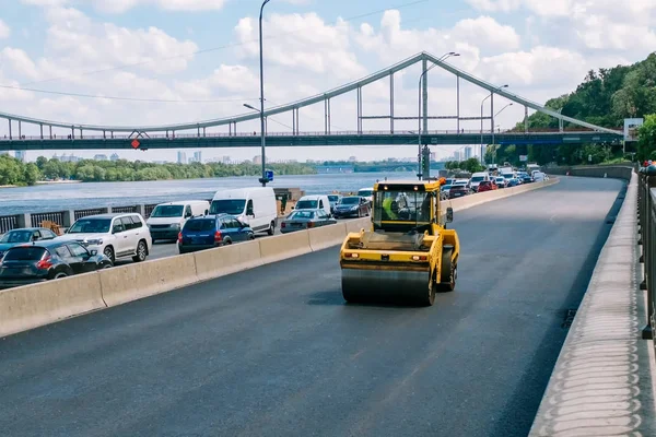 Asfalt kompaktör. Yol onarım.