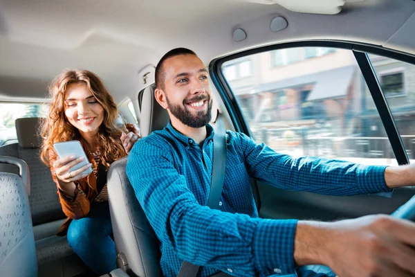 Similing Conductor Hablando Con Pasajera Mujer Sosteniendo Teléfono Móvil Mano — Foto de Stock