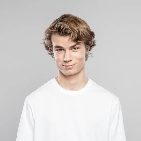 Retrato Jovem Surpreso Vestindo Camiseta Branca Sorrindo Para Câmera Estúdio — Fotografia de Stock