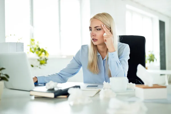 Sjuka Affärskvinna Sitter Vid Skrivbordet Kontoret Och Arbetar Laptop Sjukdomskänsla — Stockfoto