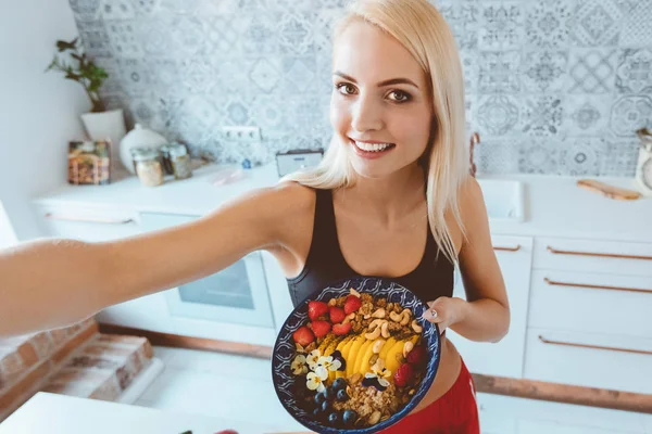 Indoor Tiro Sorrir Jovem Mulher Cozinha Segurando Tigela Almoço Saudável — Fotografia de Stock