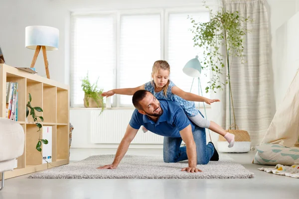 Padre Acariciando Hija Casa Sentado Suelo Sala Estar Divirtiéndose — Foto de Stock