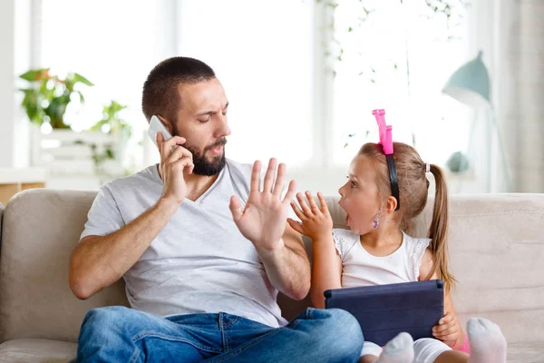 Молодой Отец Сидит Диване Гостиной Разговаривает Телефону Пока Маленькая Дочь — стоковое фото
